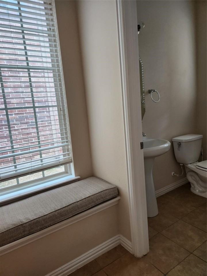 305 Eastland Dr - Photo 4 of 20