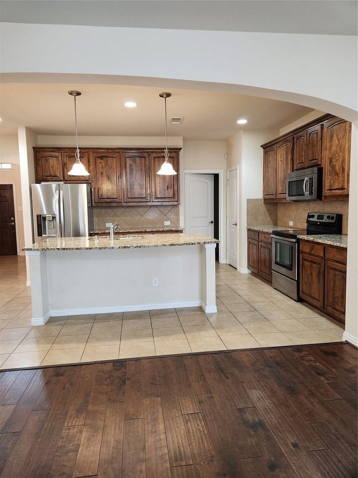 305 Eastland Dr - Photo 5 of 20