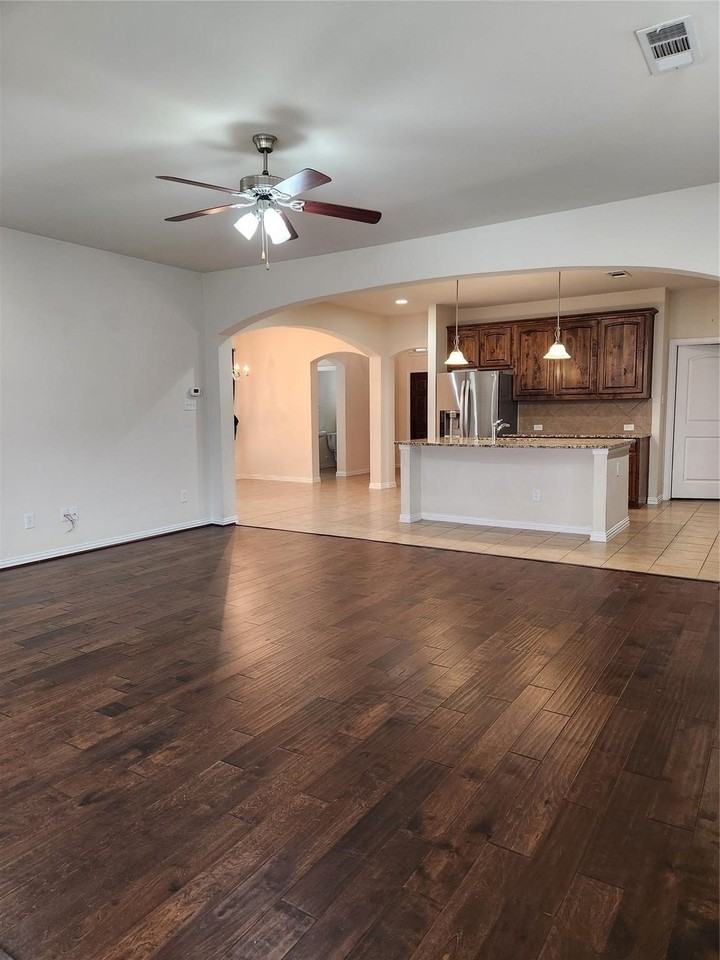 305 Eastland Dr - Photo 6 of 20
