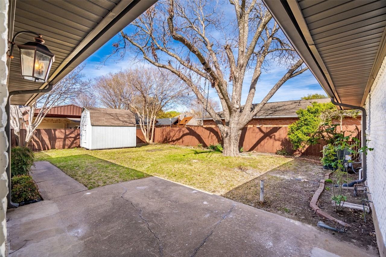 921 Bromwich St - Photo 4 of 33