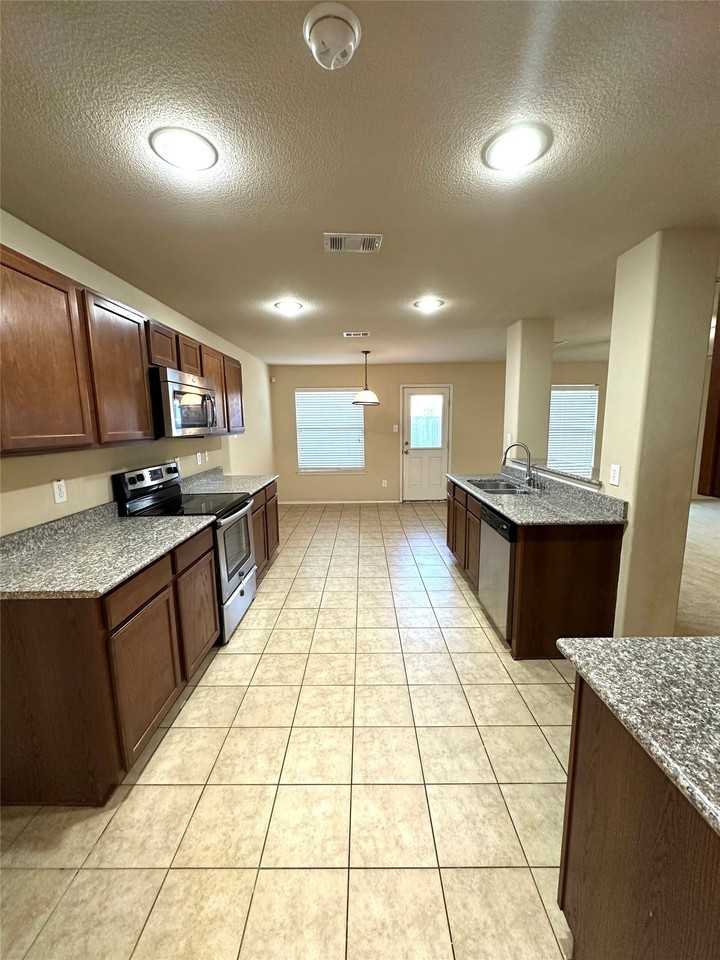 10687 Midway Dr - Photo 3 of 11