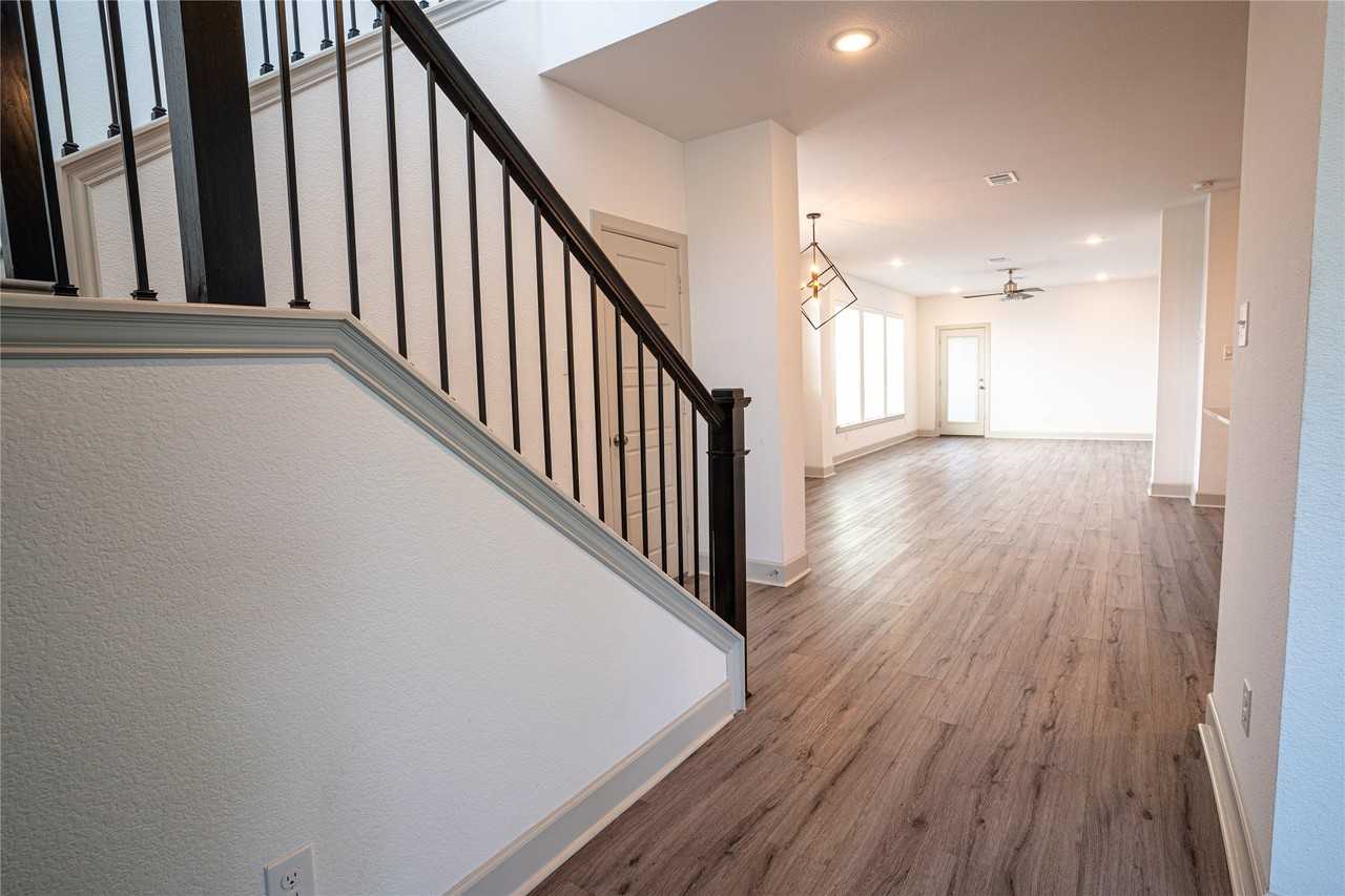 1577 Jackson St - Photo 4 of 33