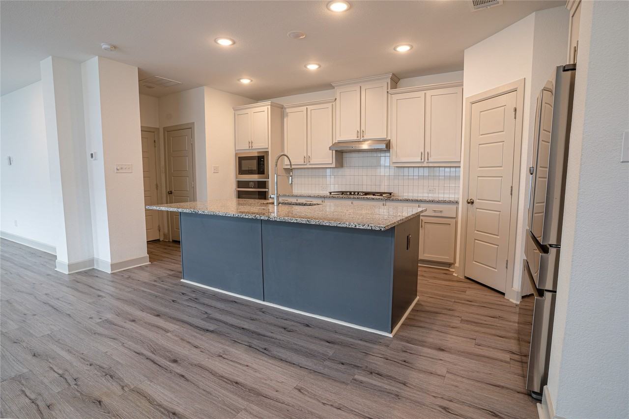 1577 Jackson St - Photo 6 of 33