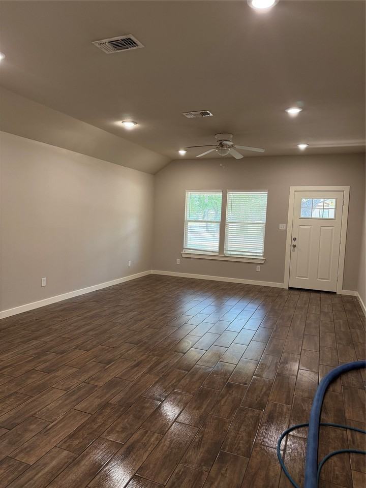303 N Colbert Ave - Photo 3 of 14