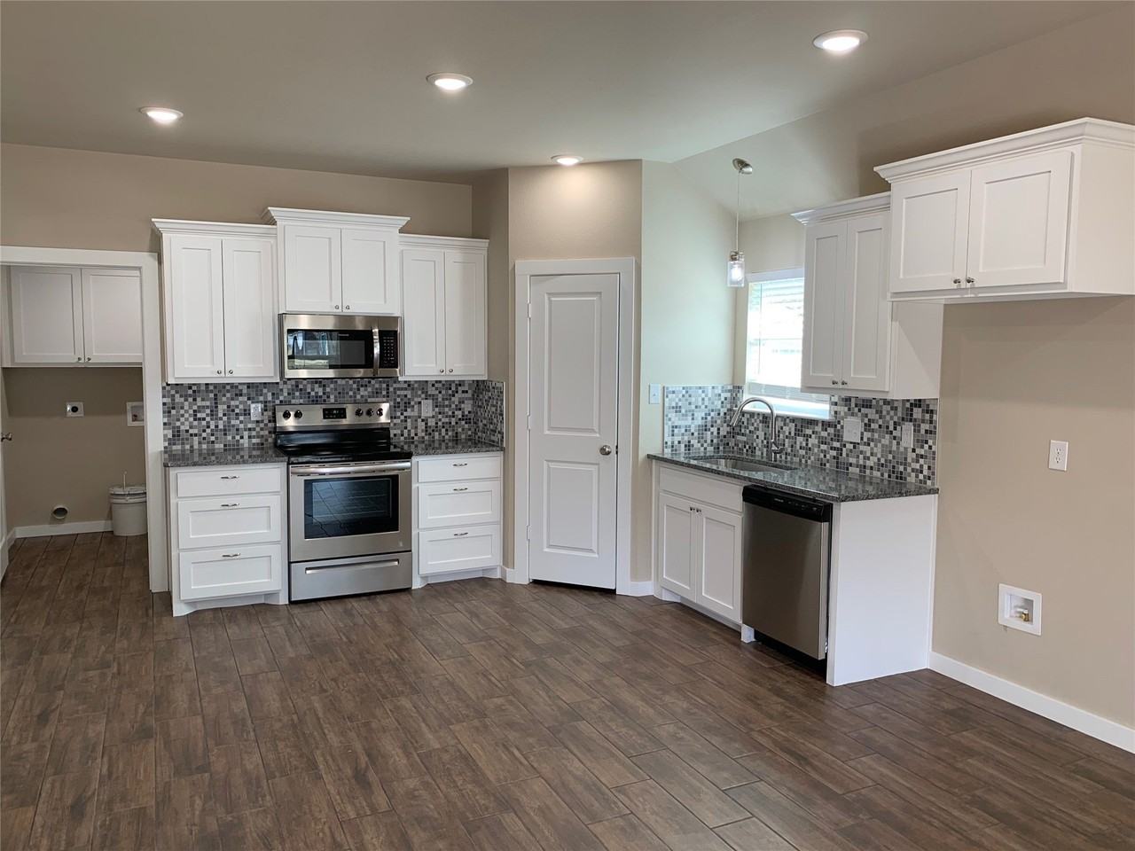 303 N Colbert Ave - Photo 4 of 14