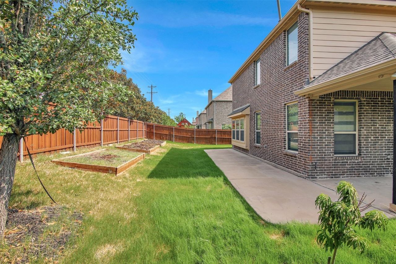 12353 Flowering Dr - Photo 5 of 40