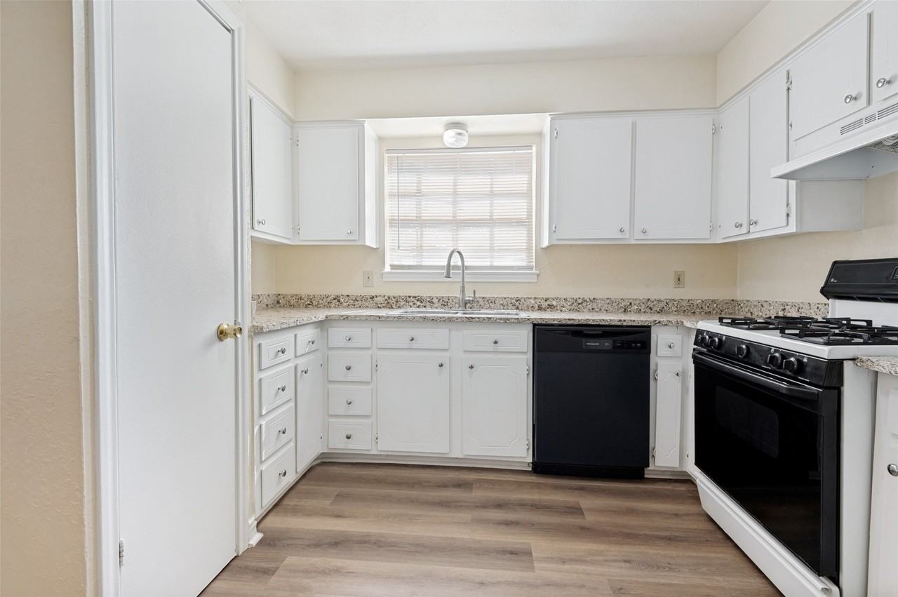300 College St #E - Photo 6 of 18