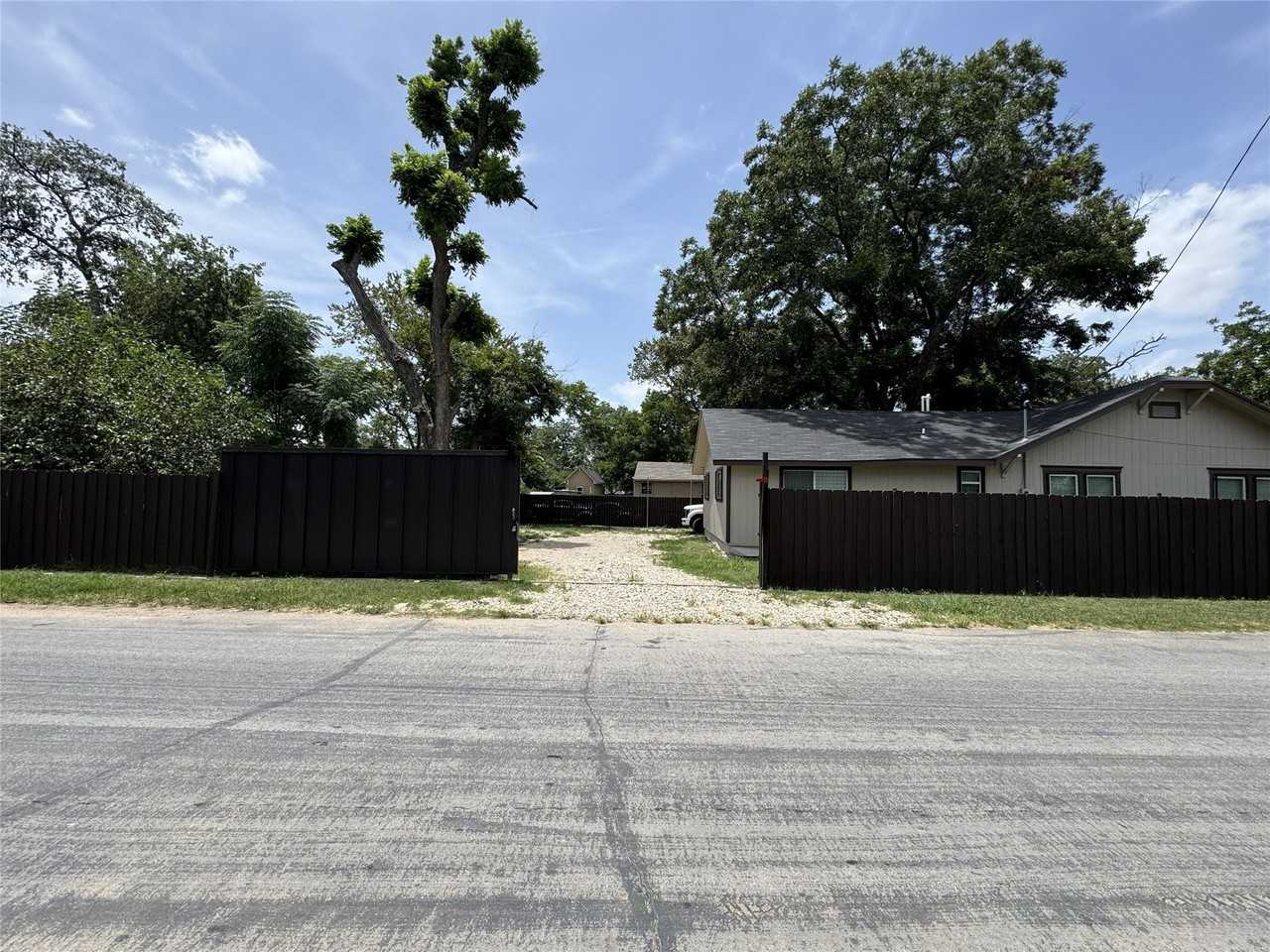 3630 Penelope St - Photo 4 of 10