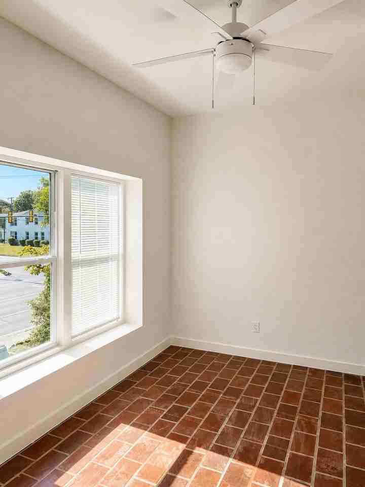 3252 S University Dr - Photo 3 of 9