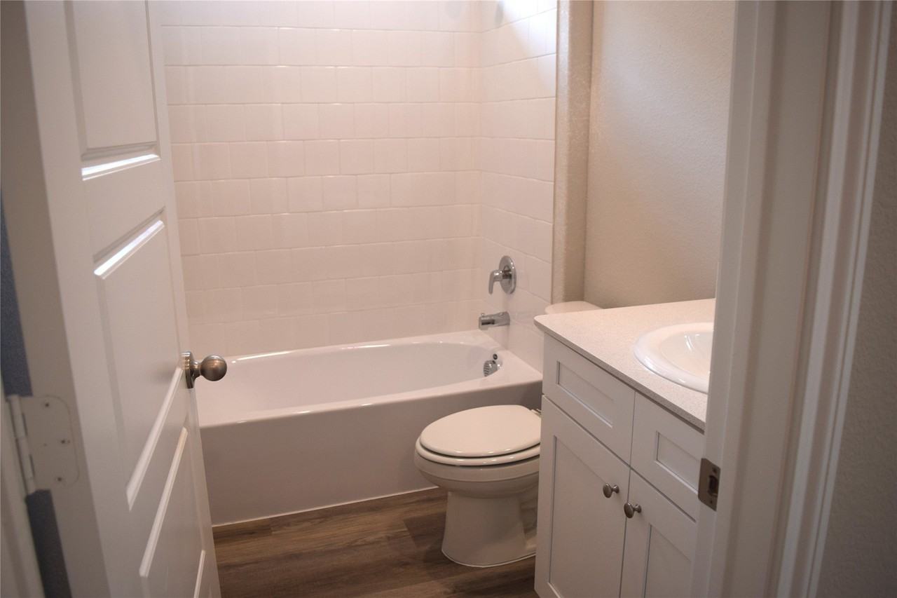 15924 Stableford Rd - Photo 2 of 23