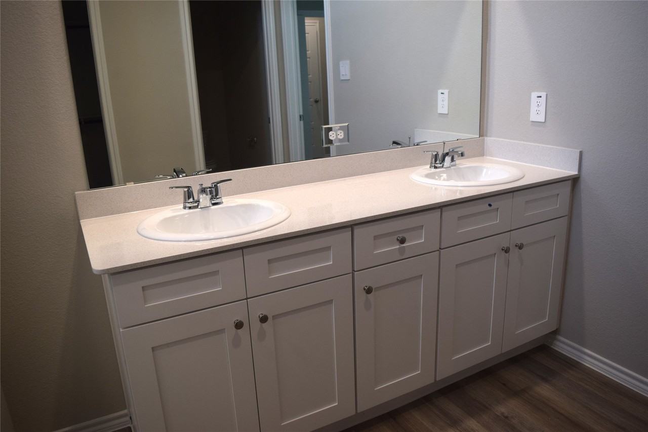 15924 Stableford Rd - Photo 3 of 23