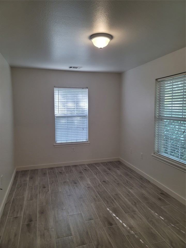 910 S Catherine St - Photo 3 of 34