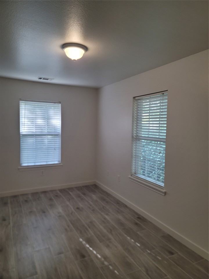 910 S Catherine St - Photo 5 of 34