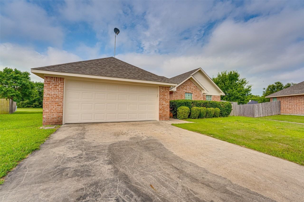 2206 Kaitlyn Cir - Photo 2 of 33