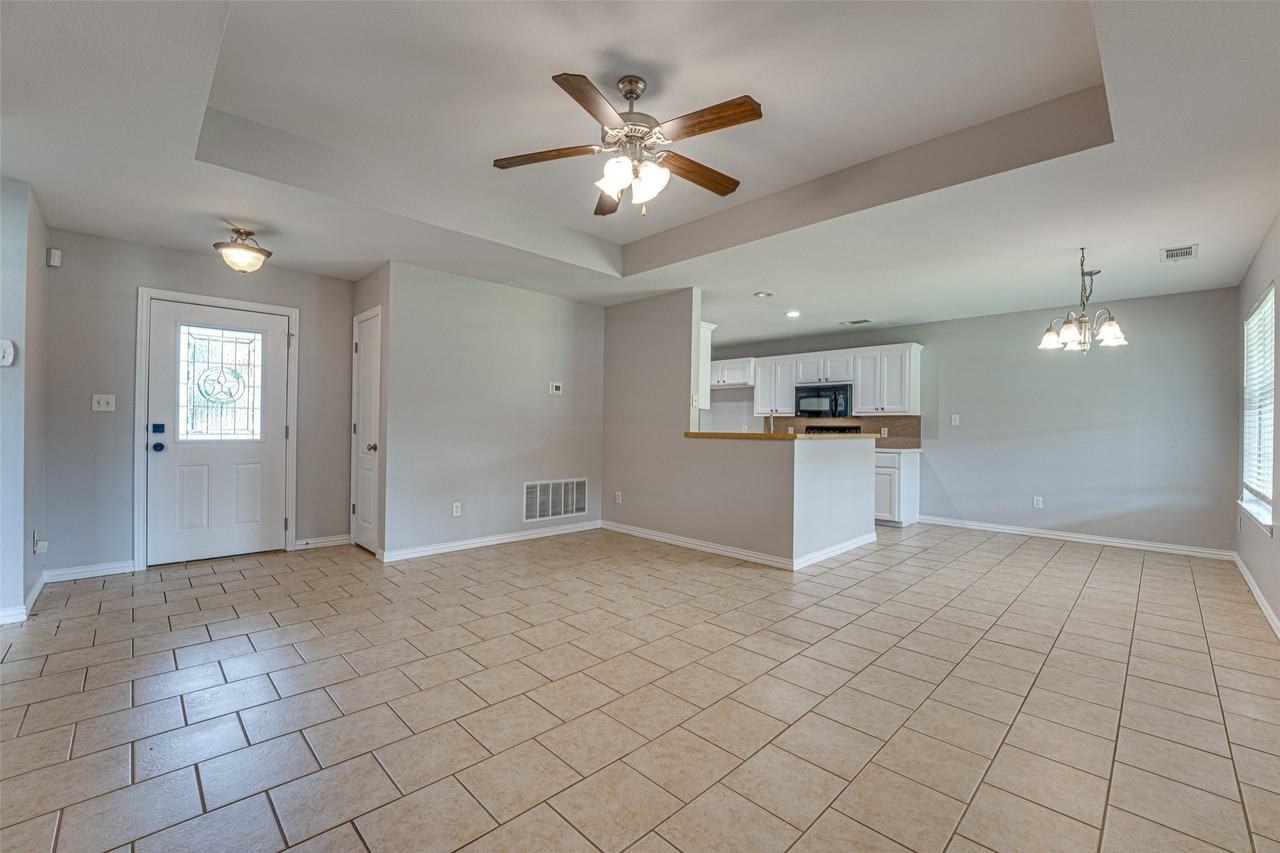 2206 Kaitlyn Cir - Photo 3 of 33