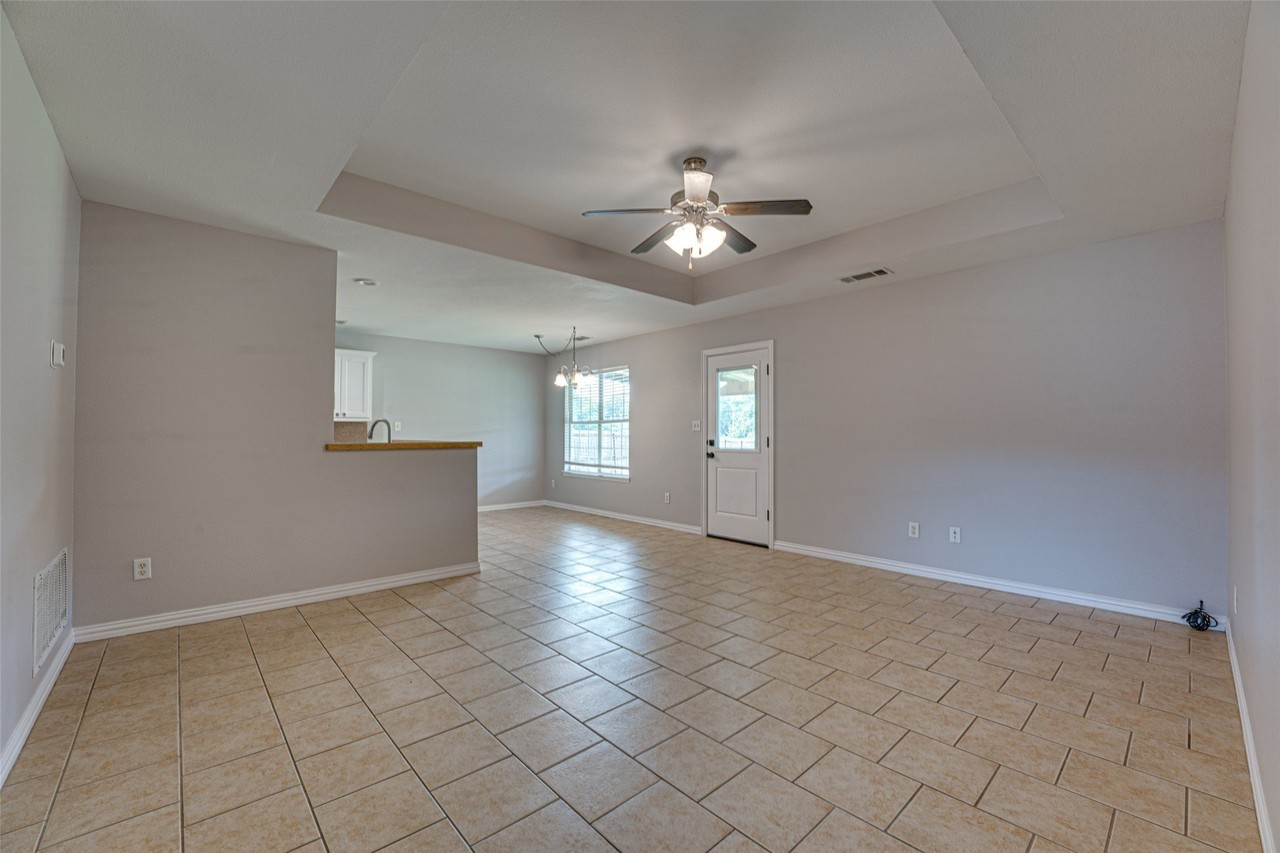 2206 Kaitlyn Cir - Photo 4 of 33
