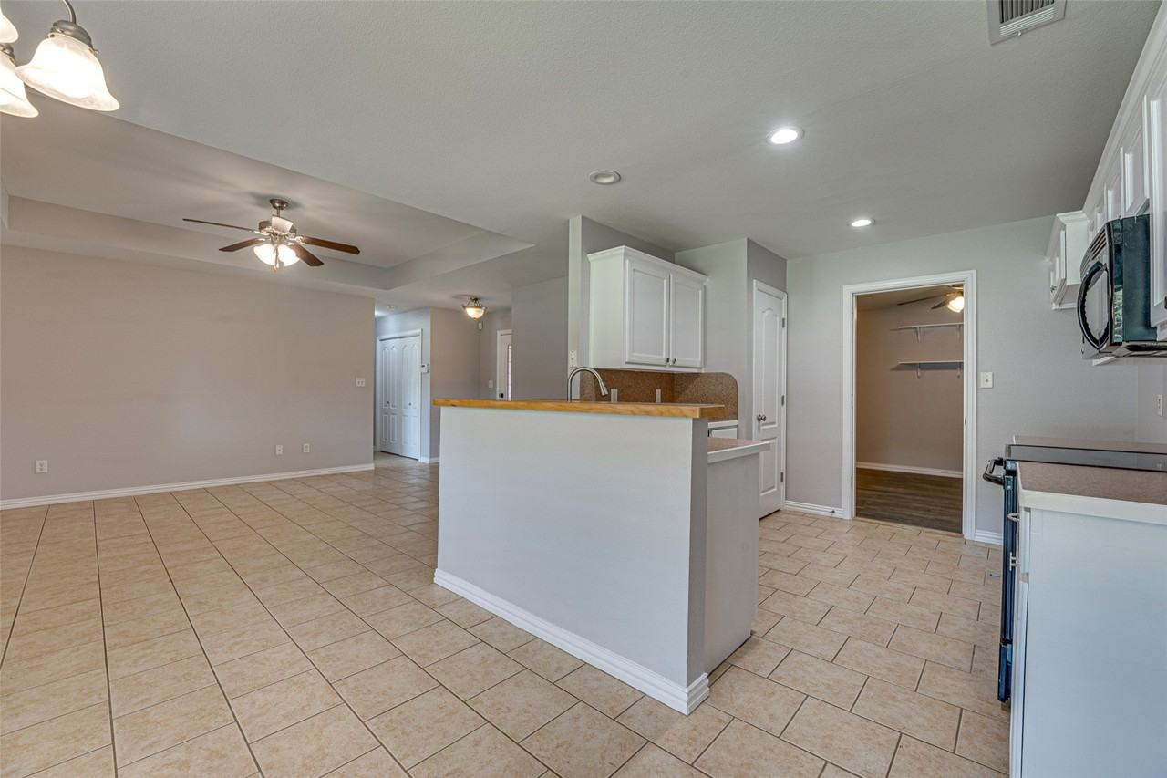 2206 Kaitlyn Cir - Photo 5 of 33