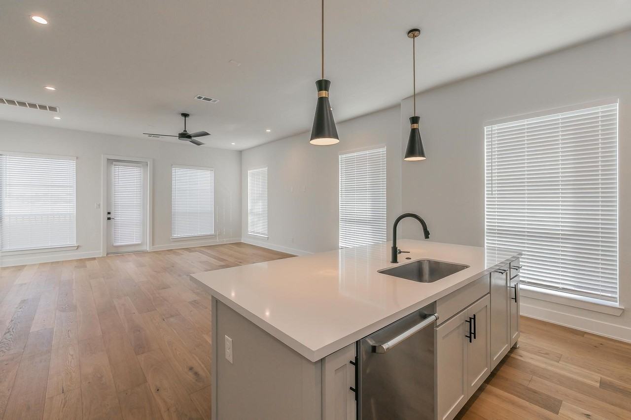 682 W Main St - Photo 5 of 31