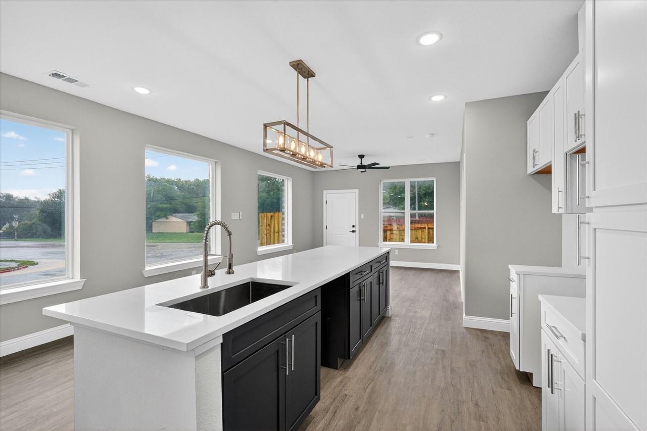806 Premier Pkwy - Photo 3 of 34