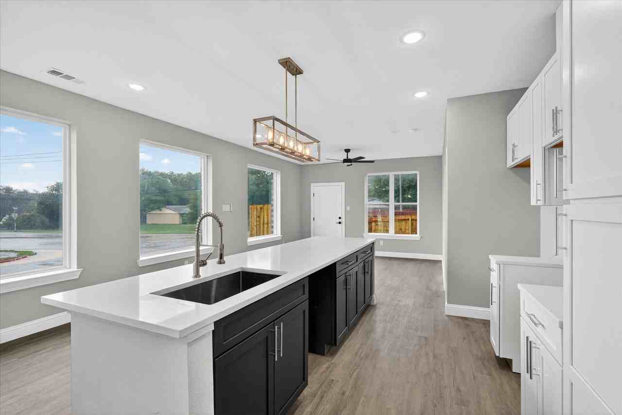 808 Premier Pkwy - Photo 3 of 34