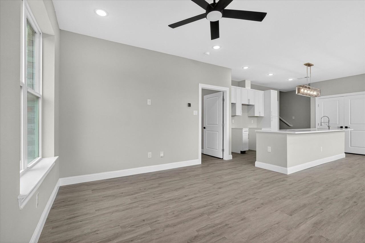 808 Premier Pkwy - Photo 7 of 34