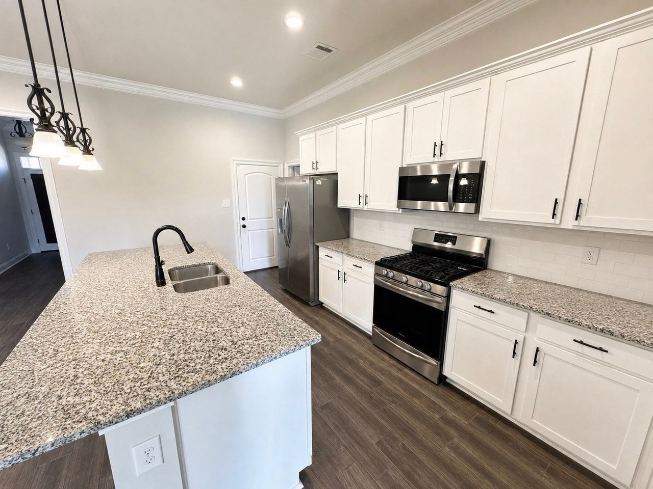 915 Hackberry Dr - Photo 3 of 11