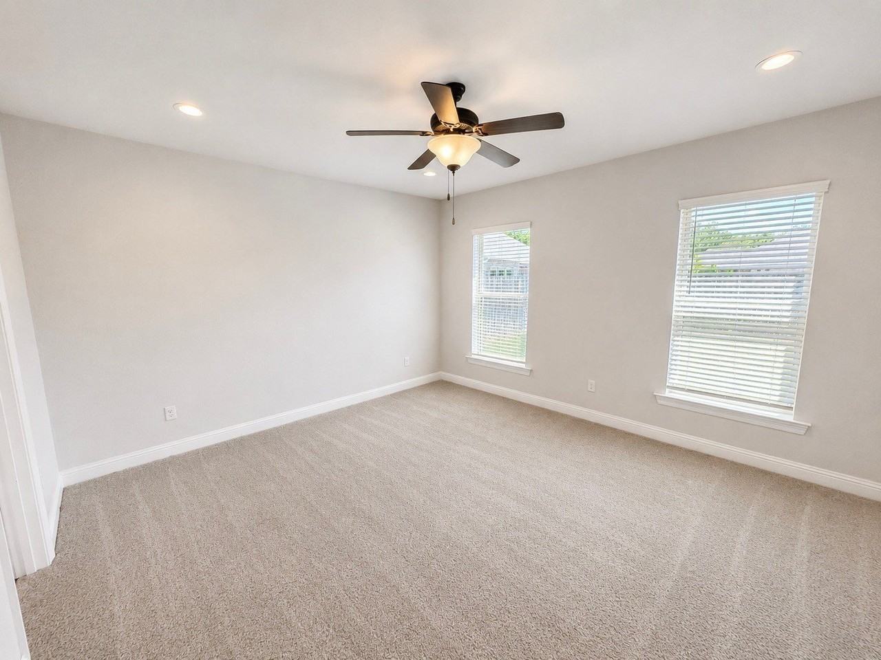 915 Hackberry Dr - Photo 4 of 11