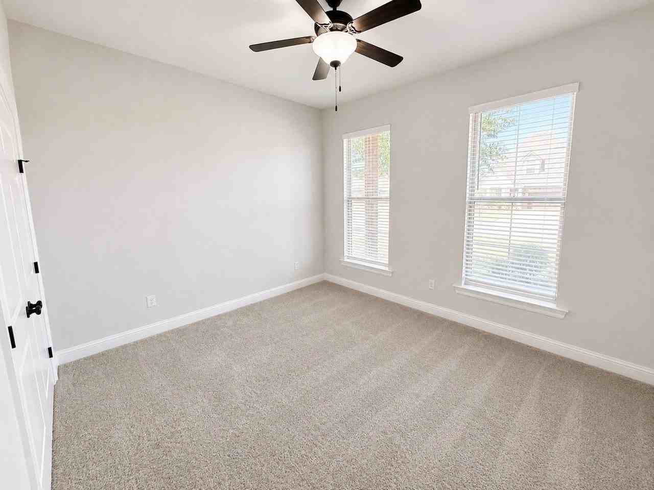 915 Hackberry Dr - Photo 7 of 11