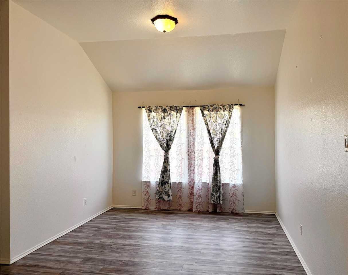 619 Douglas Dr - Photo 4 of 16