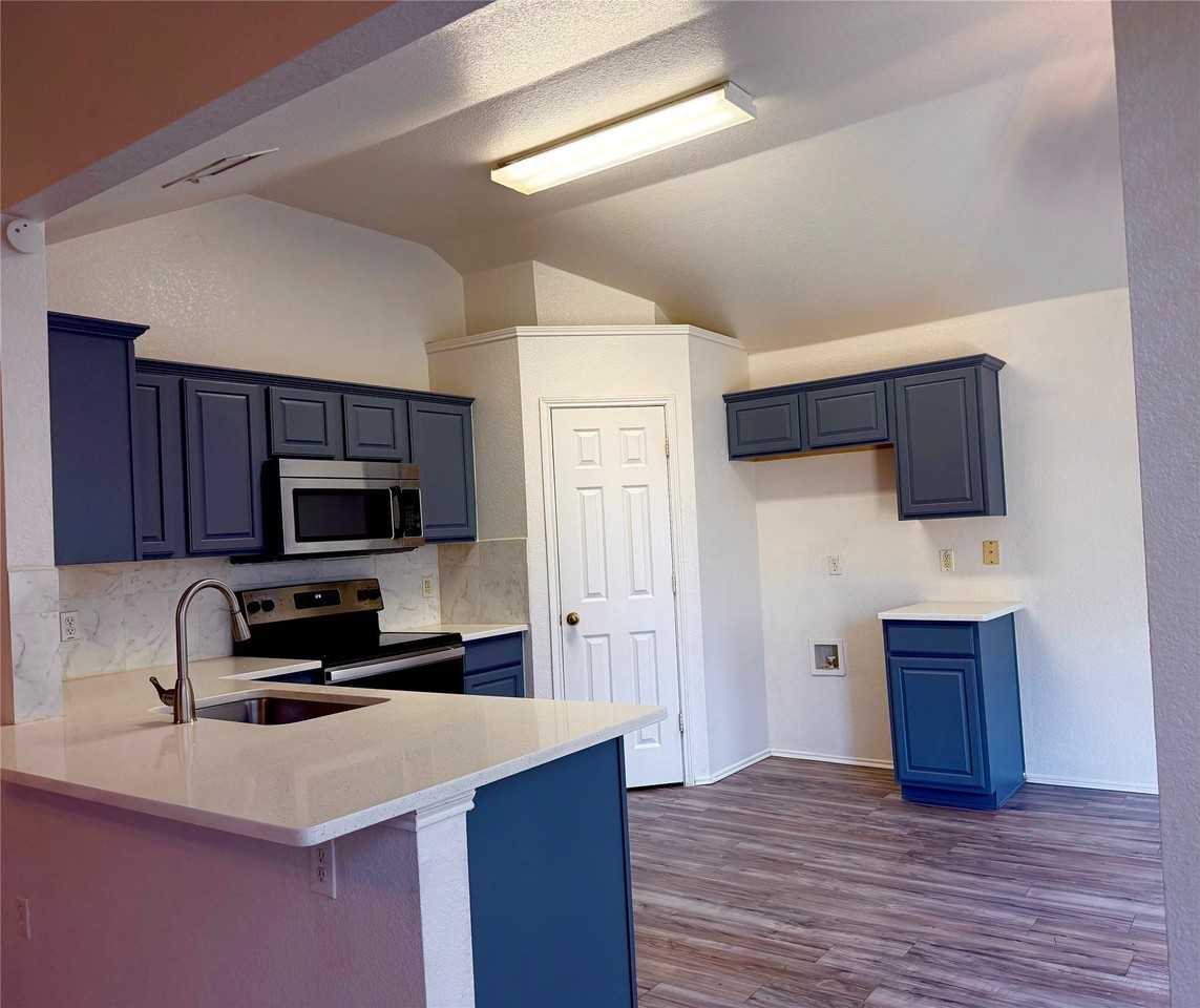 619 Douglas Dr - Photo 5 of 16