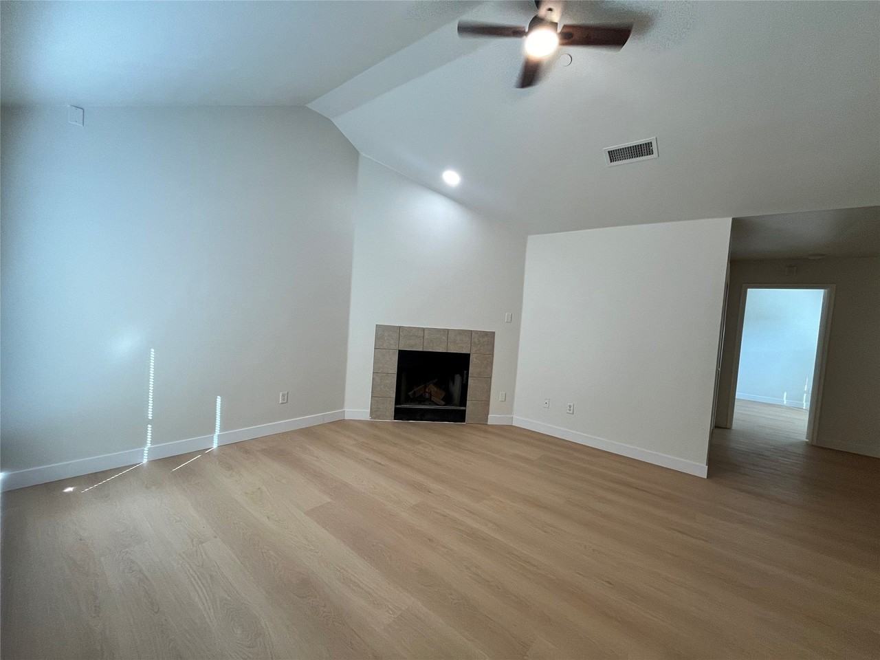 1129 Weston Dr - Photo 4 of 28