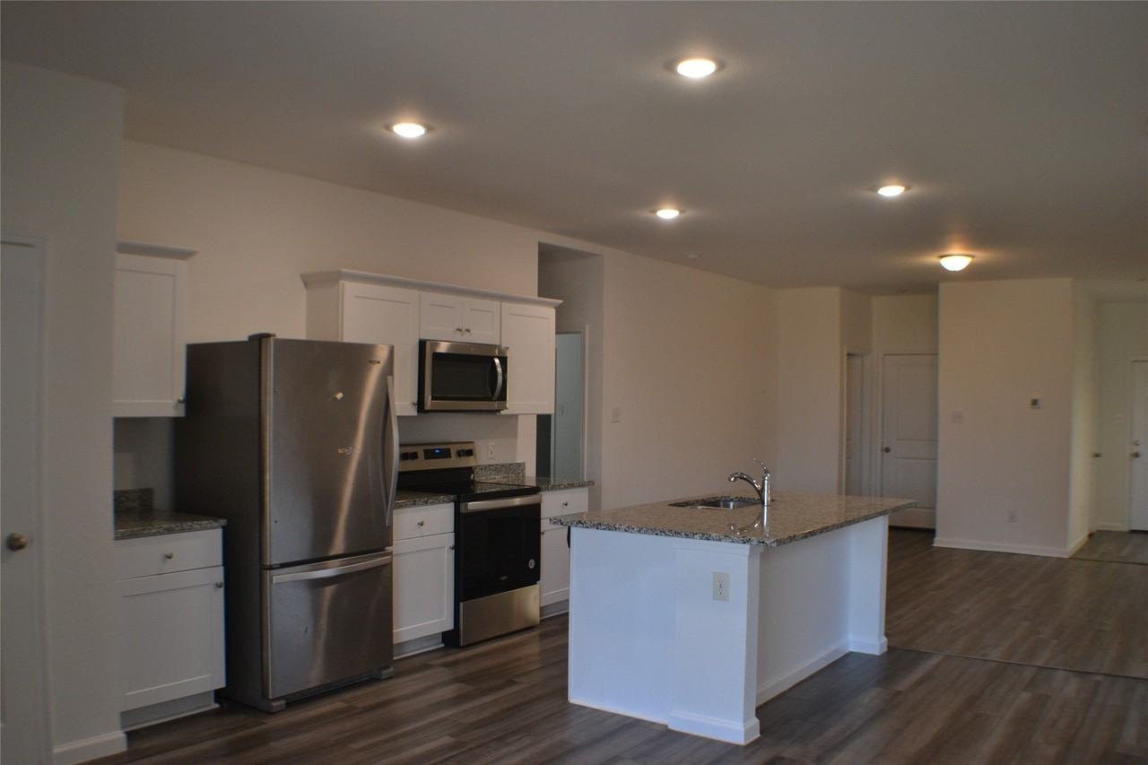 6417 Bishop Dr - Photo 5 of 11