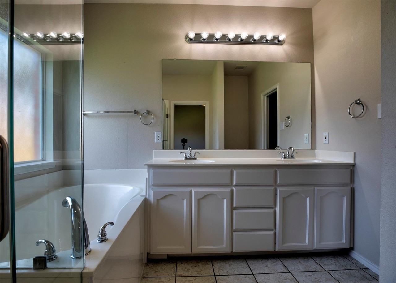 2136 Carlotta Dr - Photo 4 of 18