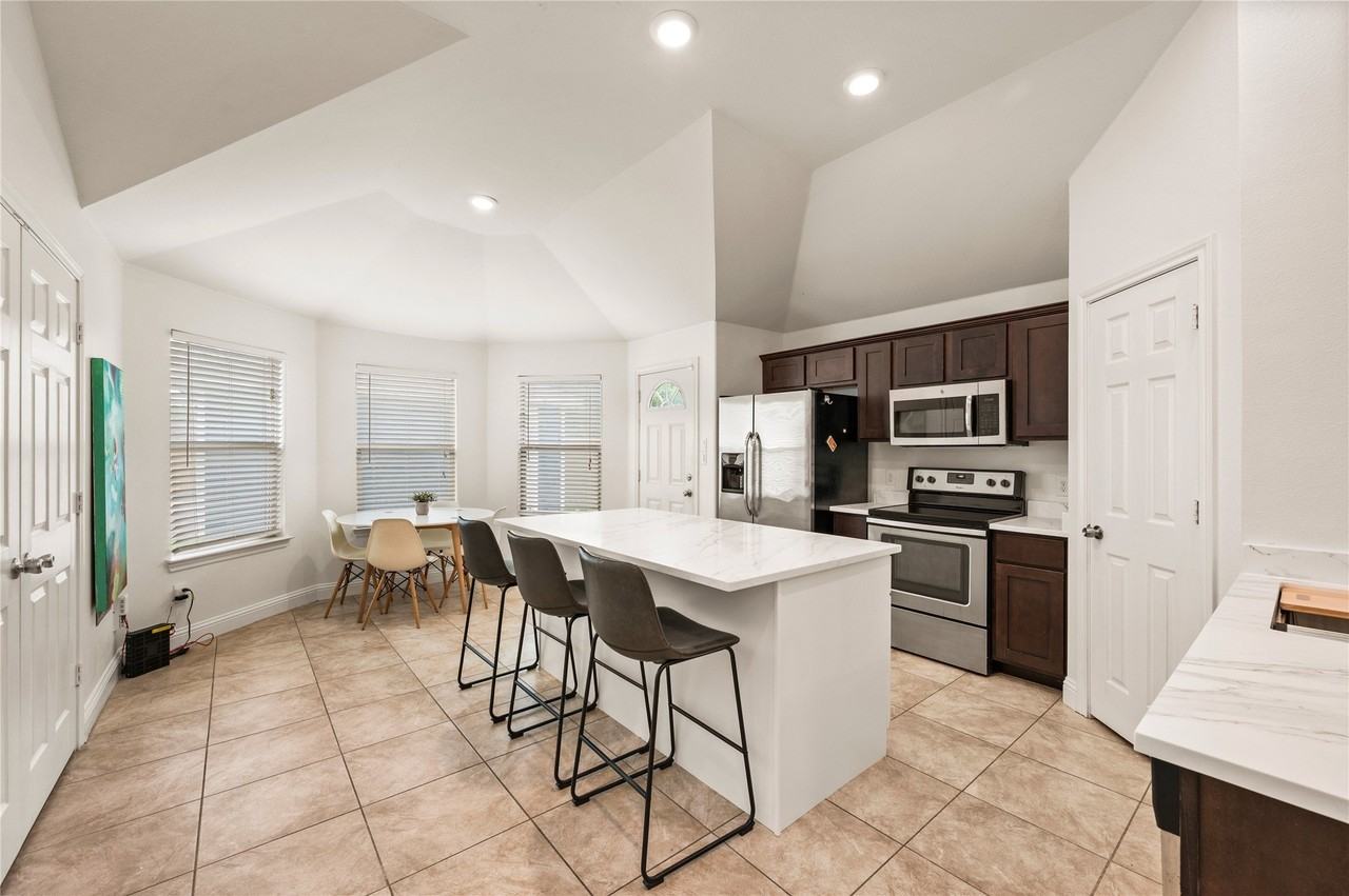 2522 Kingston St - Photo 5 of 15