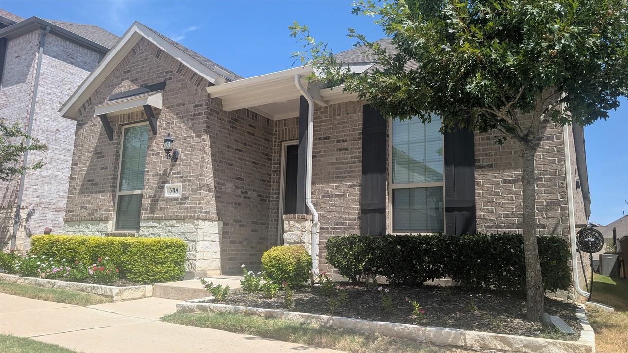 708 Waterbrook Pkwy - Photo 2 of 33