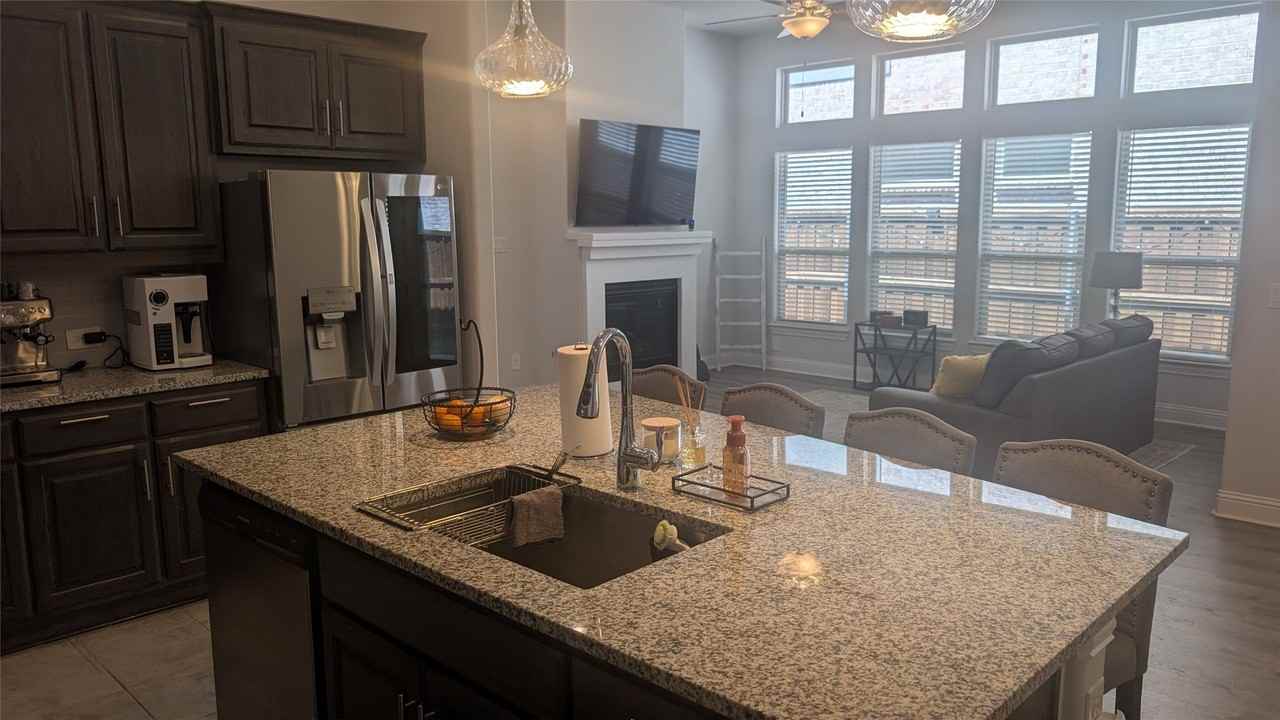 708 Waterbrook Pkwy - Photo 4 of 33