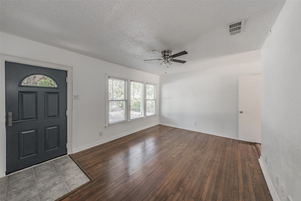 1252 Moran Dr - Photo 2 of 34