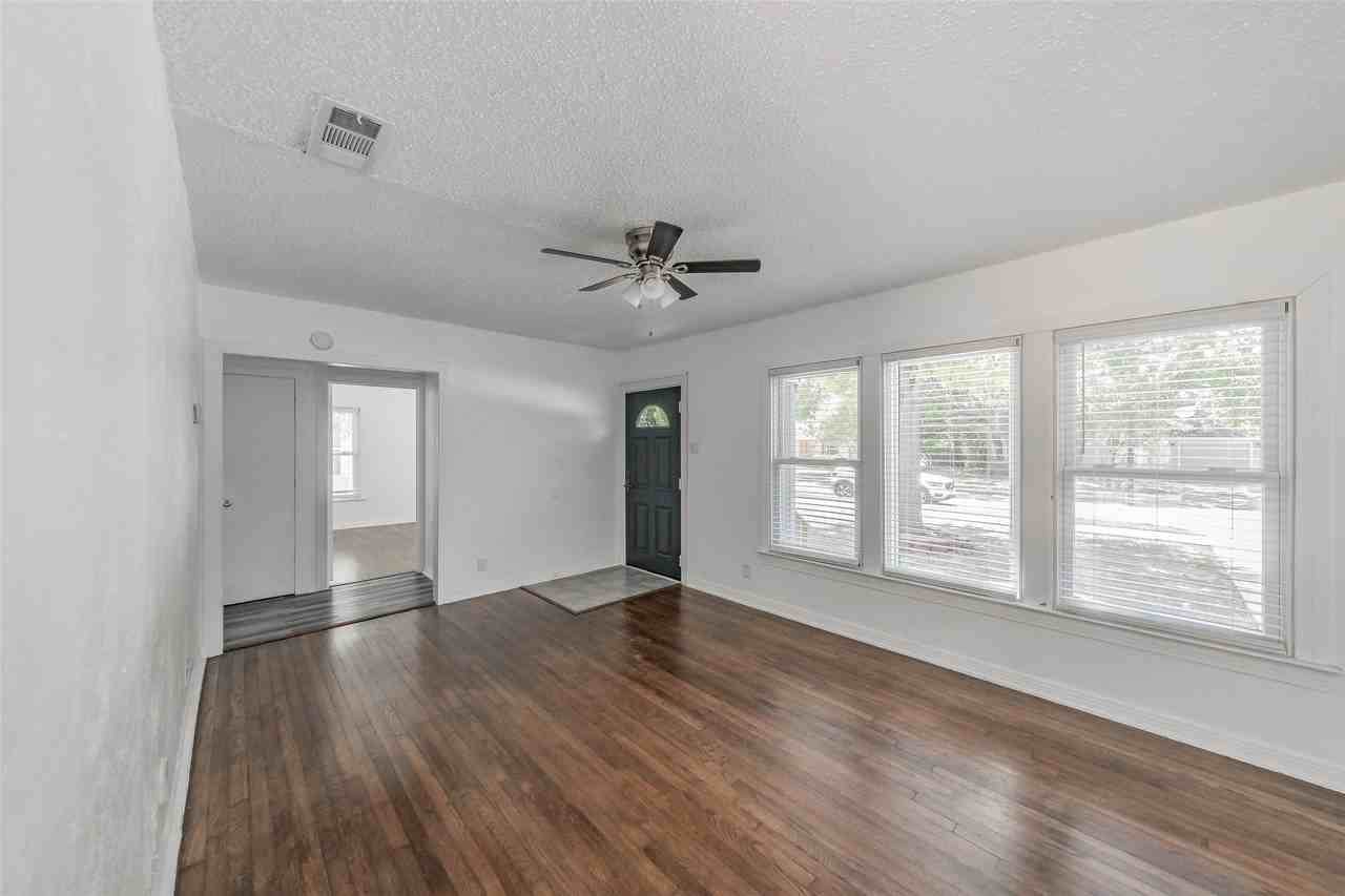 1252 Moran Dr - Photo 3 of 34