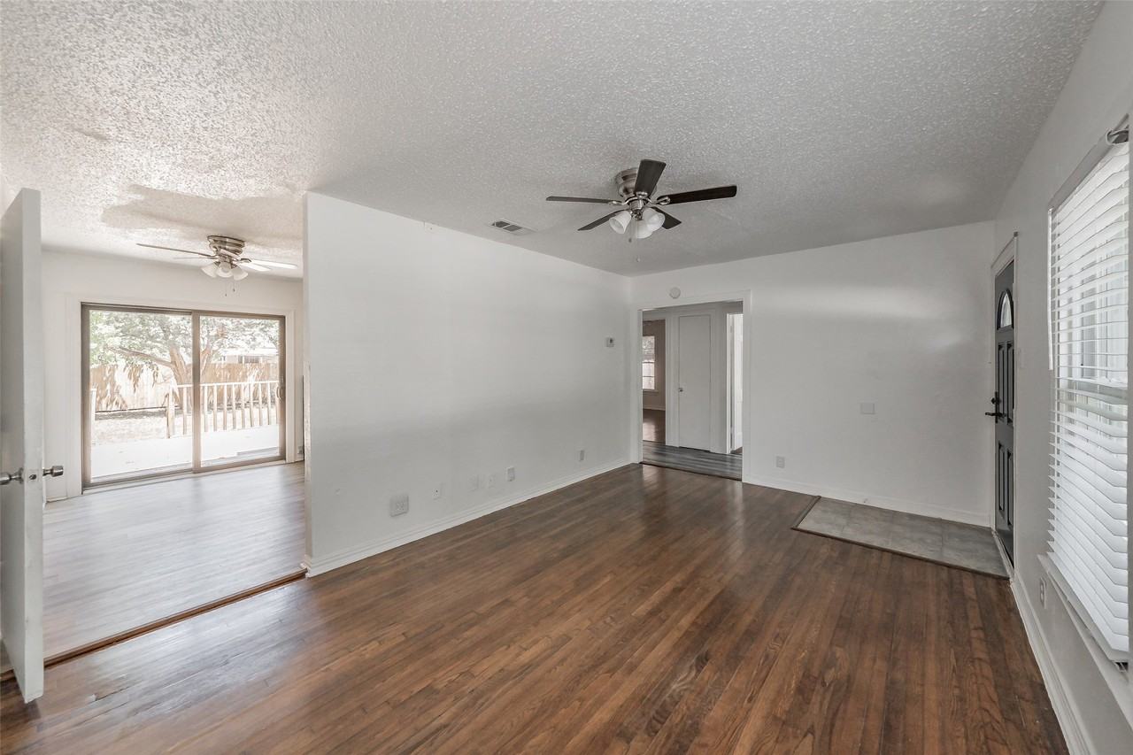 1252 Moran Dr - Photo 4 of 34