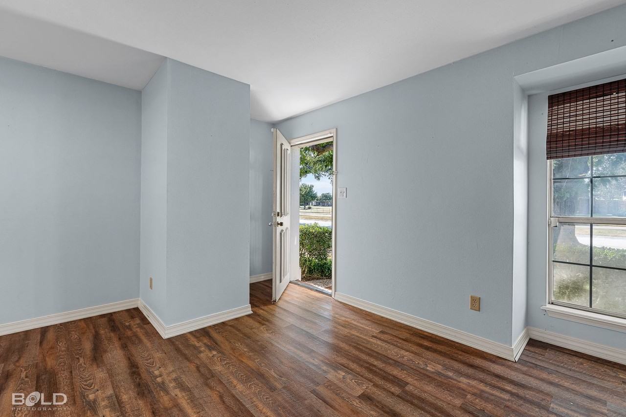 421 Stratmore Dr - Photo 2 of 35