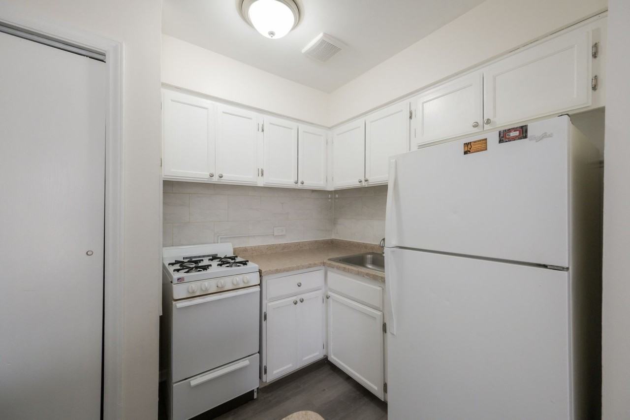 15311 Knox Ave Apt 16 - Photo 2 of 10