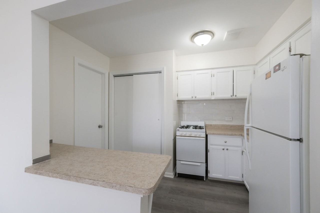 15311 Knox Ave Apt 16 - Photo 3 of 10