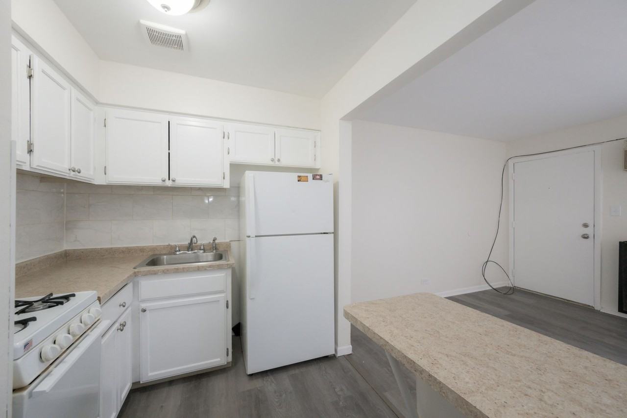 15311 Knox Ave Apt 16 - Photo 4 of 10