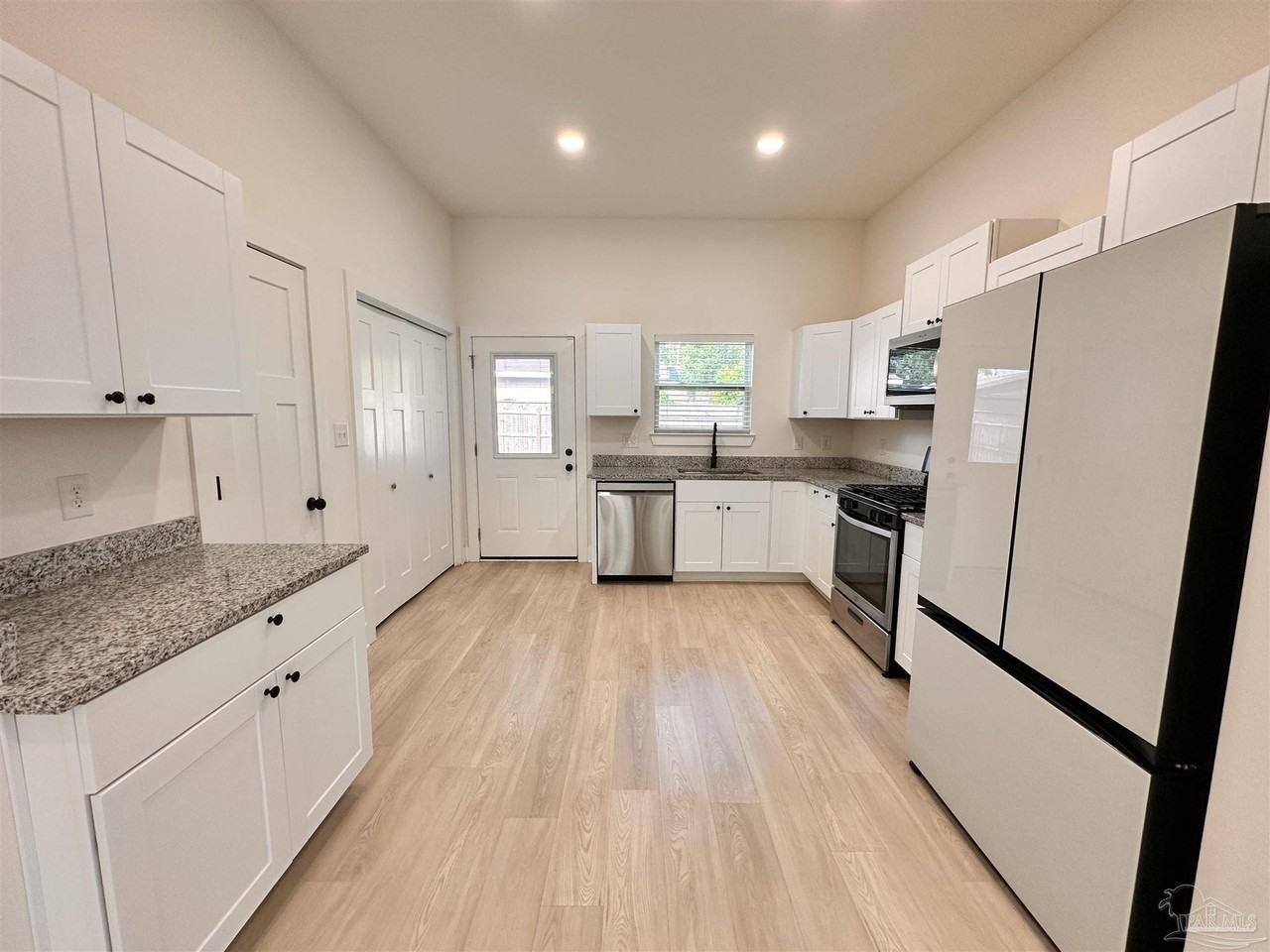 5245 Viking Rd - Photo 6 of 18