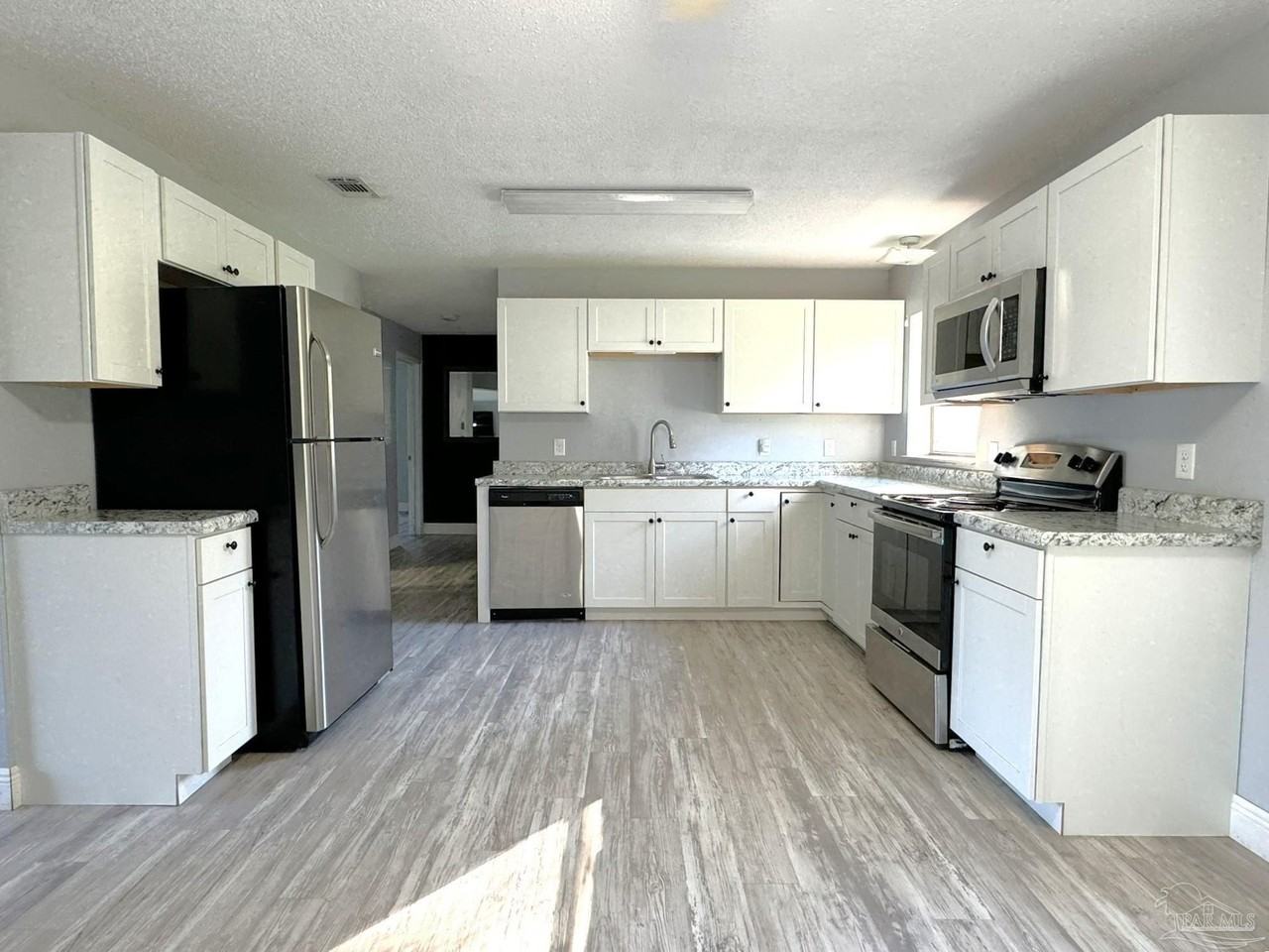 7221 Yoshida St - Photo 4 of 11
