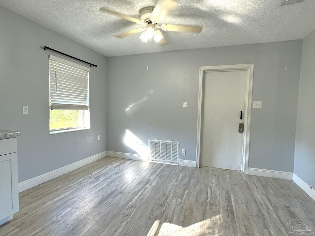 7221 Yoshida St - Photo 5 of 11