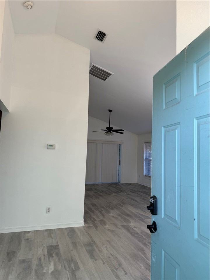 542 10th Pl - Photo 3 of 18
