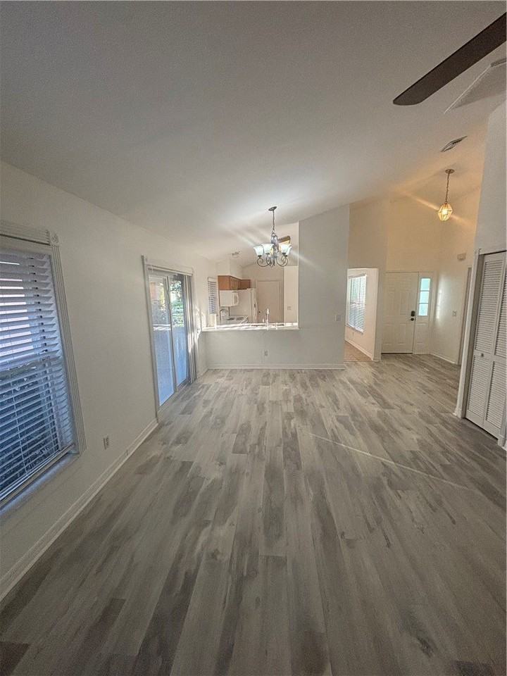 542 10th Pl - Photo 4 of 18
