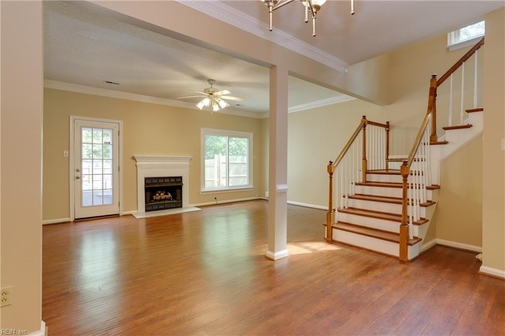 771 Creekside Cres - Photo 5 of 31