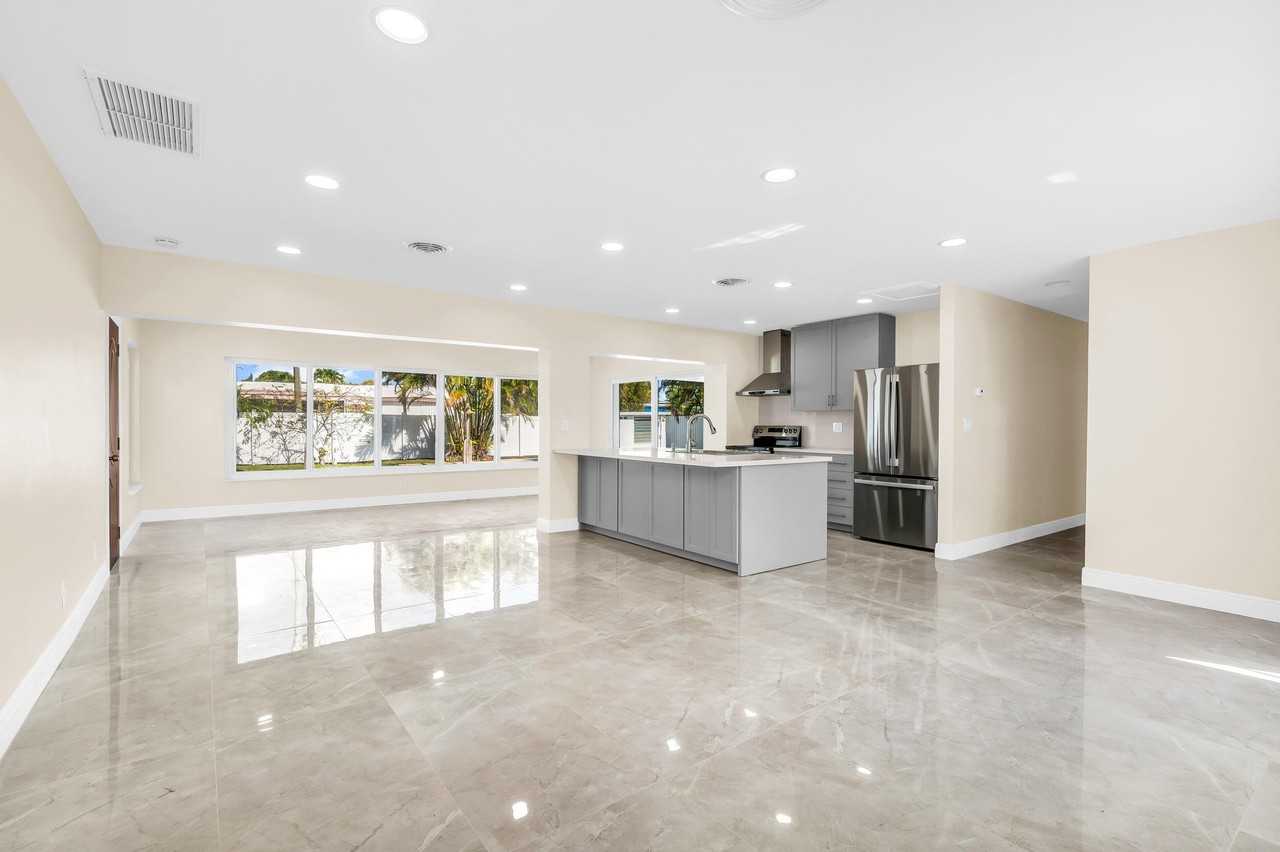 461 Ne 44th St - Photo 5 of 24